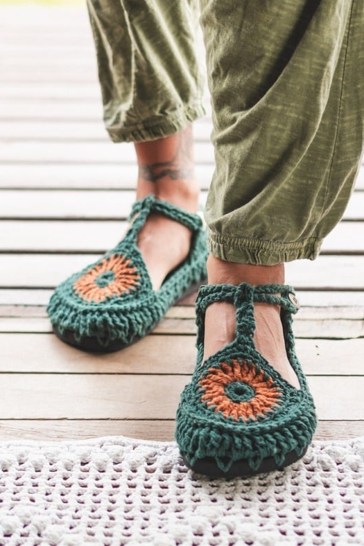 Mandala shoe with button